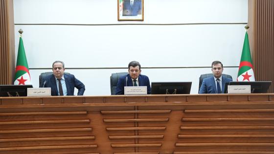 نحو سيادة غذائية مستدامة: وزير الفلاحة يعرض مسودة قانون التوجيه الفلاحي الجديد على فاعلي القطاع